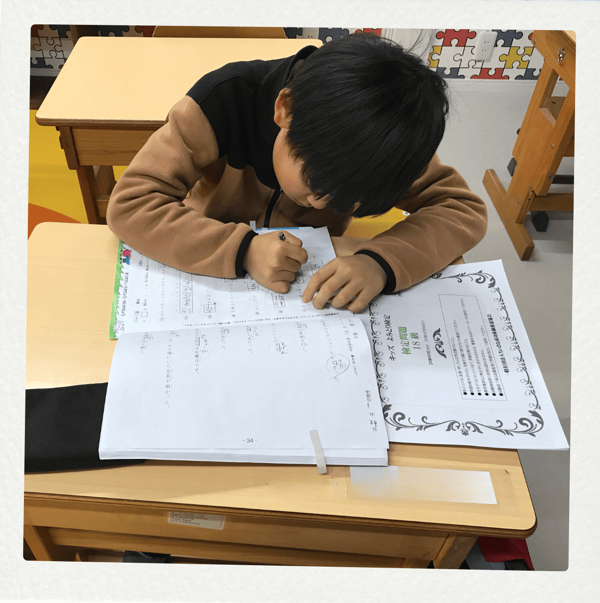 子供達が勉強する様子